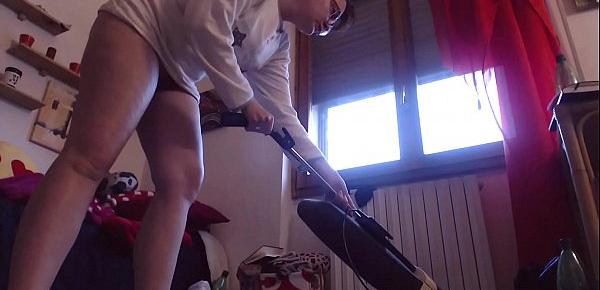  Before cleaning the floor your mom masturbates with a vacuum cleaner